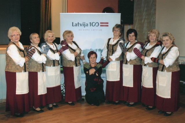 Dāmu deju grupa "Varbūt" pasākumā Latvijai 100 Ērgļu saieta namā